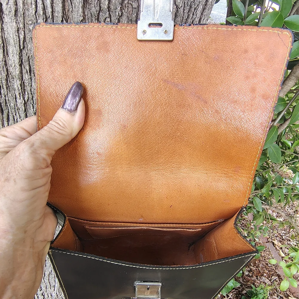 DOONEY & BOURKE RARE VINTAGE  METAL LOGO  CROSSBODY BAG LN